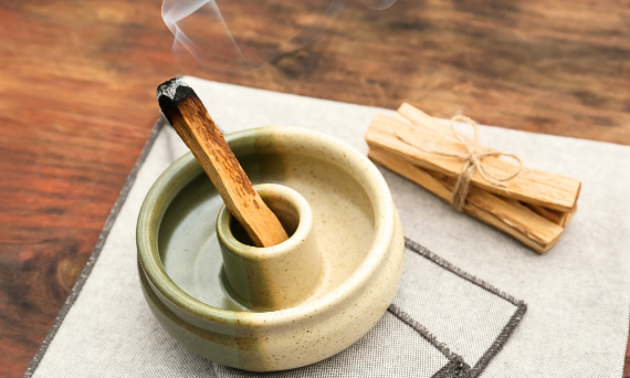 Jak oczyścić biżuterię ze złej energii kadzidłem Palo Santo?