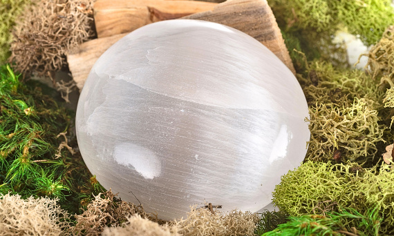 Oczyszczanie Kamieni Naturalnych za Pomocą Miseczki z Selenitu
