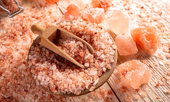 Oczyszczanie kamieni naturalnych za pomocą soli himalajskiej