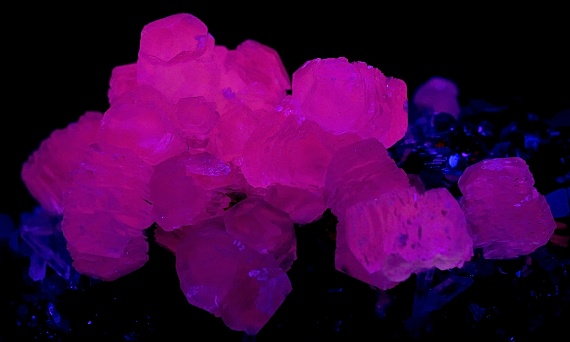 Minerały: Magia Świecenia pod Niebieskim Światłem UV